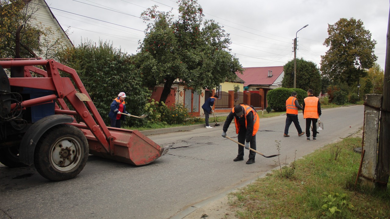 Дирекция благоустройства продолжает работы по уборке города