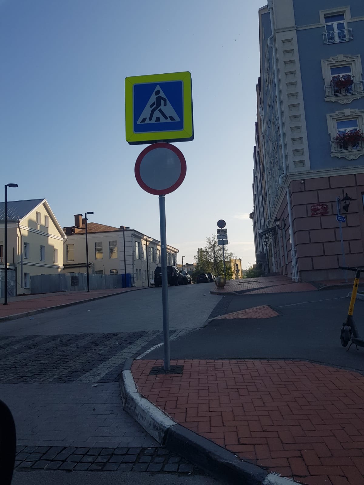 На улице Мюнстерской установили знаки «Движение запрещено»