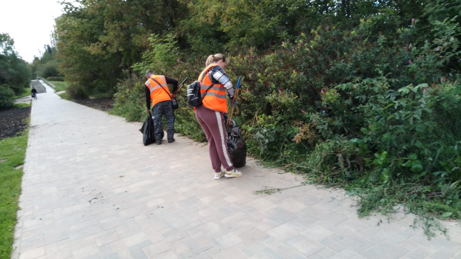 В городе выполняется уборка и благоустройство территорий