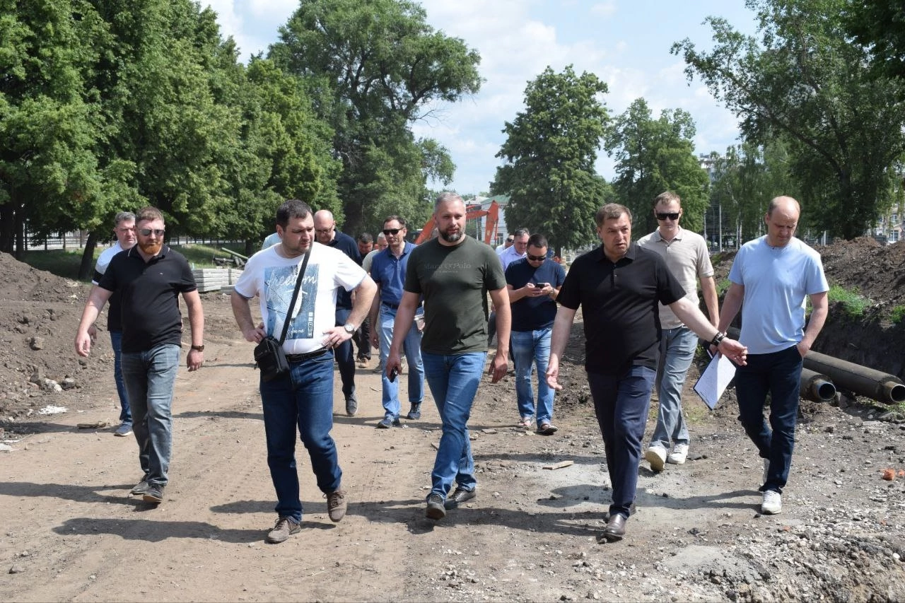 Глава администрации города Виталий Артемов провел рабочую встречу на территории сквера у вокзала «Рязань 2»