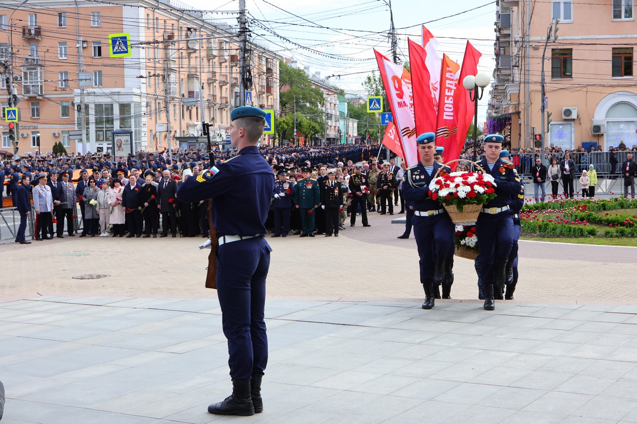 Праздник Великой Победы в Рязани начался с возложения цветов к Вечному огню