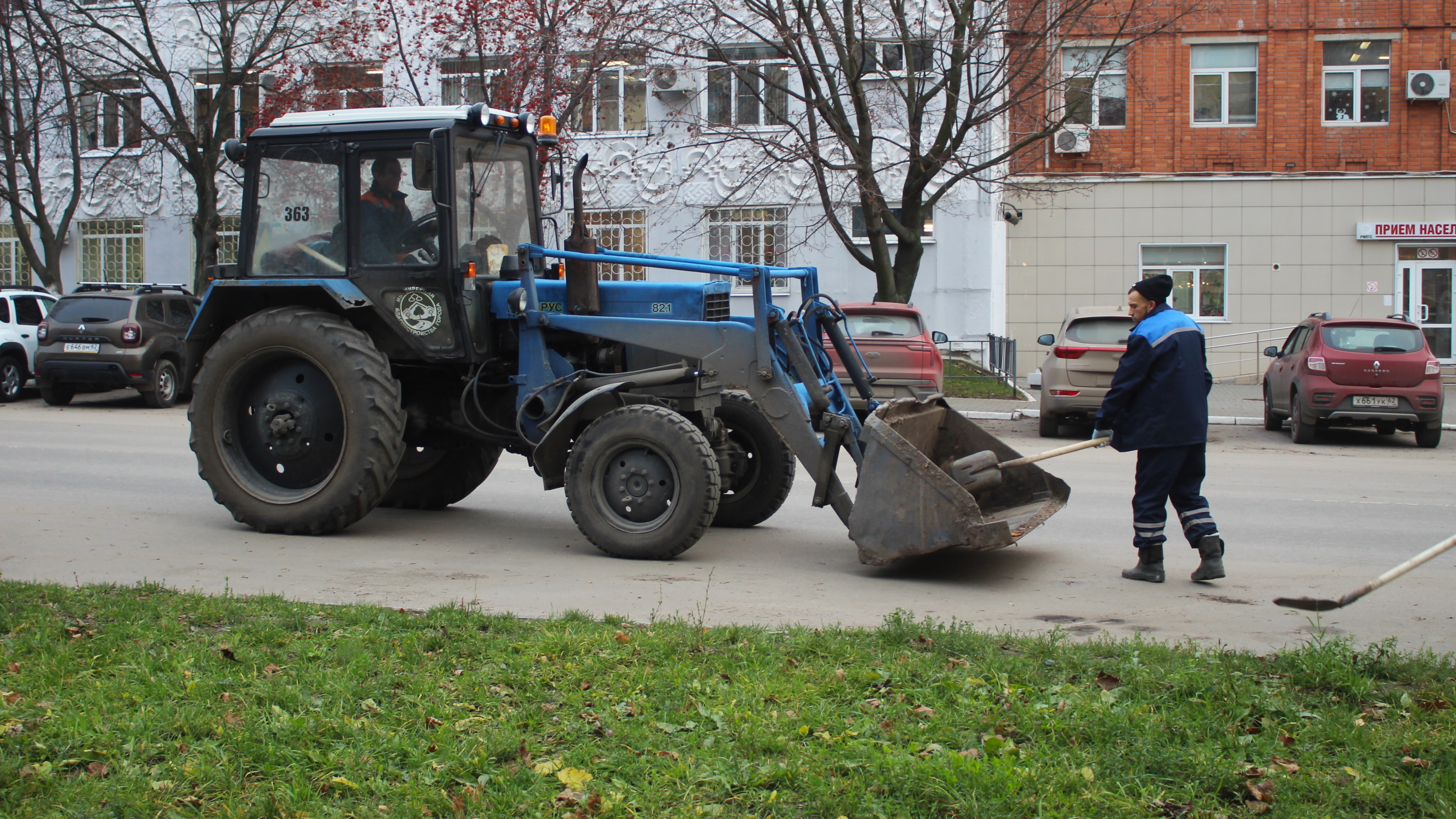 В Рязани продолжается уборка территорий