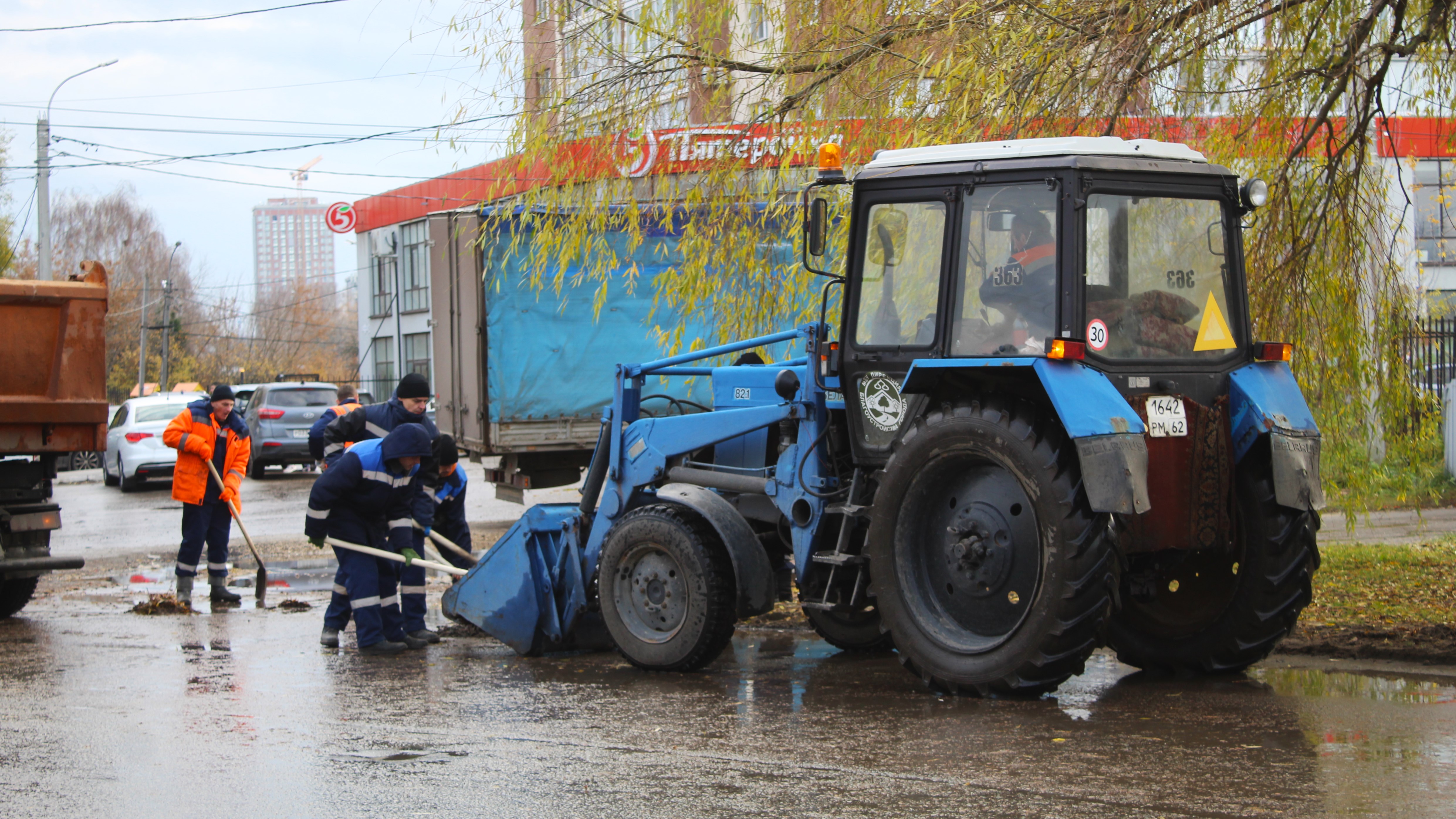 Дирекция благоустройства проводит уборку города 